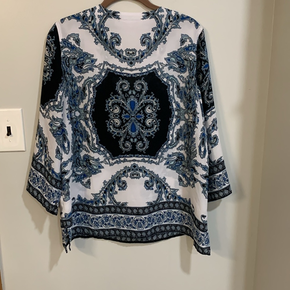 Violet & Claire Blue & White Paisley Medallion Blouse V-Neck 3/4 Sleeve Tunic - Picture 4 of 6